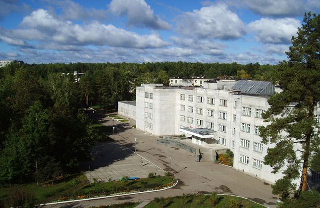 В светлое будущее без недостроя. В Ульяновске сносят металлоконструкцию на Песках